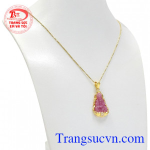 Bộ dây là sự kết hợp giữa dây chuyền vàng Italy và mặt phật bọc vàng chạm khắc tinh xảo