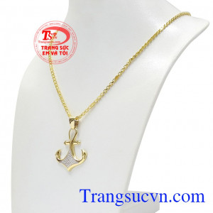 Sản phẩm chế tác từ vàng tây 10k bền đẹp, sáng bóng. Bộ trang sức mỏ neo thời trang