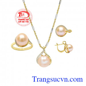 Bộ trang sức ngọc trai trang nhã là sự kết hợp của vàng tây cùng ngọc trai nuôi tinh tế.