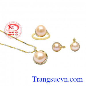 Kiểu dáng hợp thời trang, phong cách nữ tính càng khiến cho phái đẹp trở nên cuốn hút hơn. Bộ trang sức ngọc trai trang nhã