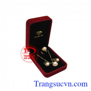 Ngọc trai là biểu tượng của sắc đẹp, may mắn và lòng chung thủy. Bộ trang sức ngọc trai trang nhã