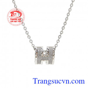 Trang sức vàng trắng mang đến nét thanh lịch, trang nhã, dễ dàng kết hợp cùng nhiều kiểu trang phục. Bộ trang sức nữ chữ H thời trang