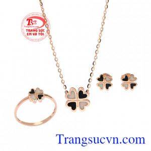 Bộ trang sức vàng hồng may mắn mang đến vẻ yêu kiều và duyên dáng cho người đeo.