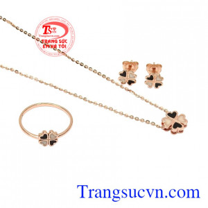 Nếu như dây chuyền giúp khoe được sự mềm mại, thì chiếc nhẫn nhỏ xinh có tác dụng tôn lên vẻ nhẹ nhàng cho bàn tay xinh xắn, và đôi hoa tai mang đến sự thanh tú cho khuôn mặt.