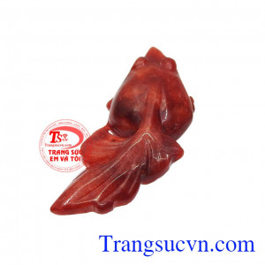 Cá đỏ ngọc cẩm thạch chạm khắc tinh tế, độc đáo.