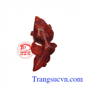 Trong phong thủy, ngọc cẩm thạch là một trong những loại ngọc quý. Cá đỏ ngọc cẩm thạch