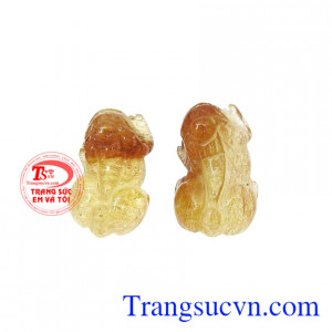 Cặp tỳ hưu thạch anh tóc cát tường là sản phẩm có tác dụng giải trừ tà khí, chiêu tài lộc và đem đến may mắn cho người dùng.