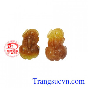 Cặp tỳ hưu thạch anh tóc lộc phát được chạm khắc tinh xảo, màu sắc bắt mắt.