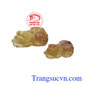 Tỳ hưu là linh vật được biết đến với khả năng hút tiền tài, giữ của và giải trừ tà khí. Cặp tỳ hưu thạch anh tóc mệnh kim