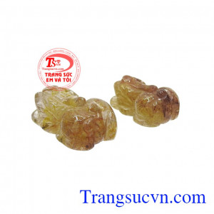 Không chỉ những người làm ăn buôn bán, kinh doanh mà ngay cả những người với mong muốn được giàu có và thịnh vượng đều lựa chọn tỳ hưu để mang lại sự may mắn về tài chính. Cặp tỳ hưu thạch anh tóc mệnh kim