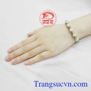 Chuỗi cẩm thạch vàng tây tinh tế.