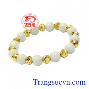 Với thiết kế đầy trẻ trung giúp cho người đeo hợp thời trang và phù hợp với nhiều kiểu trang phục.