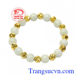 Sản phẩm này tôn lên vẻ trang nhã, duyên dáng và mang đến bình an, may mắn đến cho phái đẹp.