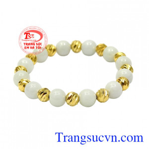 Chuỗi cẩm thạch vàng tây là sự kết hợp của viên ngọc cẩm thạch và vàng 10k chất lượng.