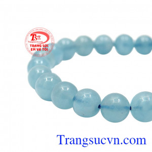 Là loại đá biểu tượng cho tình yêu, lòng chung thủy nên rất nhiều khách hàng lựa chọn đá này để làm trang sức đôi. Chuỗi tay aquamarine 8 ly đẹp