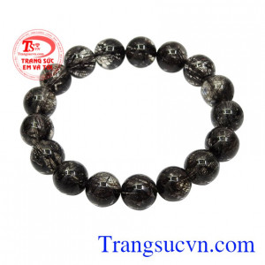 Màu đen là màu của quyền lực, sự bí ẩn mang đến vẻ sang trọng cho người đeo.