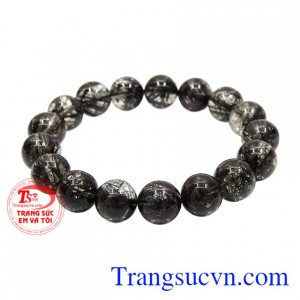 Chuỗi thạch anh tóc 12 ly tài lộc được chế tác đẹp mắt, với nhiều bao thể kim que màu đen tạo vẻ ấn tượng cho sản phẩm.