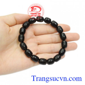 Còn về phương diện phong thủy, đá thạch anh tóc giúp người đeo có thêm vận may về tài lộc và ngày càng hưng thịnh hơn.