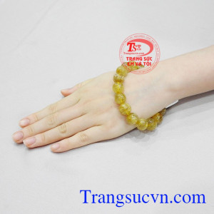 Những người mang mệnh kim và mệnh thổ nên thường xuyên đeo đá này bên mình. Chuỗi thạch anh tóc vàng thịnh vượng