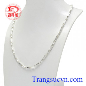 Kiểu dáng trẻ trung, hợp thời trang dễ dàng kết hợp với nhiều kiểu trang phục và phụ kiện. Dây chuyền bạc ấn tượng phái mạnh