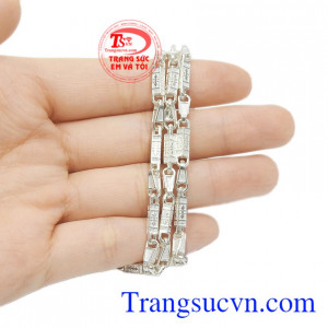 Được chế tác từ bạc 92.5 có tính kháng khuẩn và cản gió sẽ giúp người dùng được bảo vệ và có sức khỏe tốt. Dây chuyền bạc ấn tượng phái mạnh