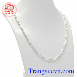 Dây chuyền bạc ấn tượng phái mạnh thiết kế nổi bật với những chi tiết được chế tác cầu kỳ, đẹp mắt. 
