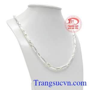 Kiểu dáng nam tính giúp phái mạnh toát lên phong thái và bản lĩnh đàn ông.