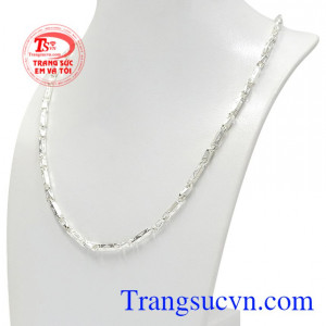 Dưới đôi tay tài hoa của người thợ chế tác, chiếc dây chuyền với vẻ đẹp nam tính, hợp thời trang phù hợp với nhiều độ tuổi. Dây chuyền bạc nam lãng tử