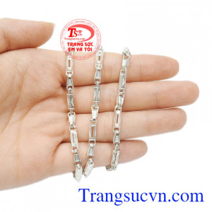 Khách hàng có thể đặt chế tác theo yêu cầu. Dây chuyền bạc nam lãng tử
