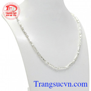 Dây chuyền bạc nam lãng tử được chế tác từ bạc 92.5. 