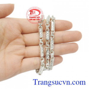 Kiểu dáng lịch lãm giúp cho người dùng luôn tự tin và thể hiện cá tính. Dây chuyền bạc nam nổi bật