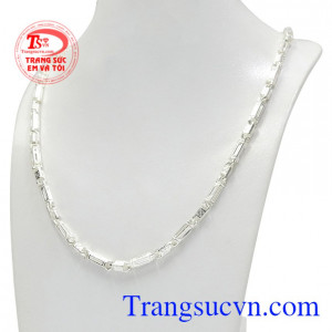Thiết kế trẻ trung, hợp xu hướng giúp người dùng dễ dàng kết hợp cùng nhiều kiểu trang phục. Dây chuyền bạc nam tính đẹp
