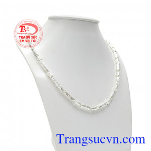 Chiếc dây chuyền này vừa để làm đẹp vừa mang đến vẻ nam tính, thời trang cho người đeo.