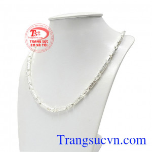 Với kiểu chế tác tỉ mỉ, sắc nét tạo nên một sản phẩm sáng bóng phù hợp với thị hiếu của khách hàng.