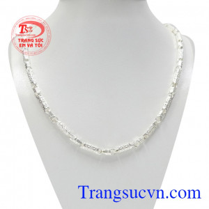 Dây chuyền bạc nam tính độc đáo đang mẫu sản phẩm mới được nhiều phái mạnh ưa chuộng.