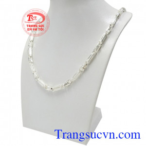 Chiếc dây chuyền này giúp nam giới toát lên vẻ điển trai và tự tin hơn.