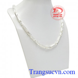 Sản phẩm có thể kết hợp mặt dây chuyền bạc đeo hợp thời trang và cá tính cho người đeo.