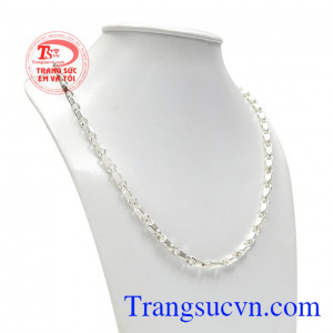 Dây chuyền bạc luôn là trang sức được phái mạnh đặc biệt yêu thích vừa mang đến vẻ điển trai mà giá thành cũng ưu đãi.