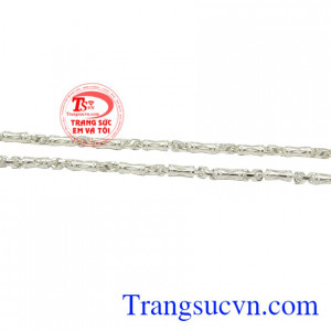 Sản phẩm có thể kết hợp cùng mặt dây để tăng thêm điểm nhấn cho phong cách riêng của bạn. Dây chuyền bạc phong cách thời trang