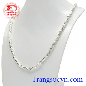 Mỗi chi tiết đều được chế tác cách tỉ mỉ, cẩn thận. Dây chuyền bạc phong cách thời trang