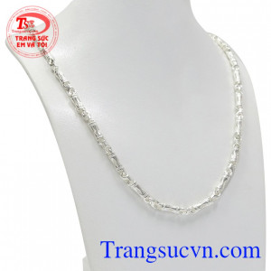 Dây chuyền bạc phong cách thời trang mang đến cho phái mạnh sản phẩm vô cùng ấn tượng.