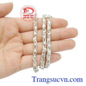 Phong cách trẻ trung, hợp xu hướng đang được rất nhiều khách hàng yêu thích và lựa chọn. Dây chuyền bạc phong cách thời trang