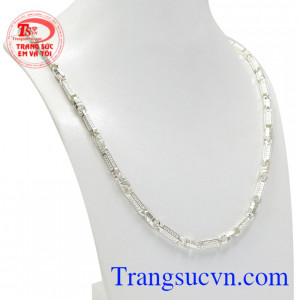 Dây chuyền bạc tài lộc phái mạnh với những chi tiết đồng kim tiền chế tác tinh tế, tỉ mỉ. 