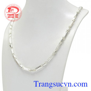 Sản phẩm được chế tác tinh xảo từ chất liệu bạc 92.5, bền đẹp và có tính kháng khuẩn tốt. Dây chuyền bạc thăng tiến