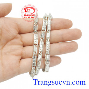 Dây chuyền bạc phù hợp làm quà tặng cho người thân và bạn bè. Dây chuyền bạc thăng tiến