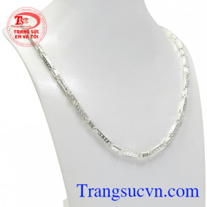 Dây chuyền bạc thăng tiến với kiểu dáng nam tính, mạnh mẽ đang là xu hướng được nhiều khách hàng lựa chọn. 