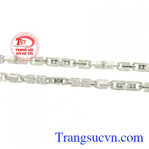 Dây chuyền bạc thịnh vượng phái mạnh có thể làm quà tặng cho người thân và bạn bè.