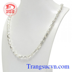 Với tính chất kháng khuẩn và cản gió vừa làm trang sức, vừa bảo vệ sức khỏe người dùng. Dây chuyền bạc thịnh vượng phái mạnh