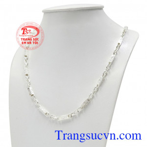 Đeo chiếc dây chuyền giúp phái mạnh toát lên được phong thái đàn ông mang đến vẻ điển trai và năng động đến cho người đeo.