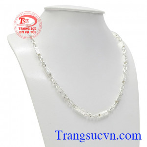 Kiểu dáng nam tính và mạnh mẽ là mẫu dây chuyền xu hướng được nam giới đặc biệt ưa chuộng.